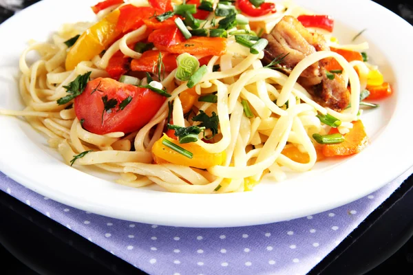 Macarrão com legumes no prato close-up — Fotografia de Stock