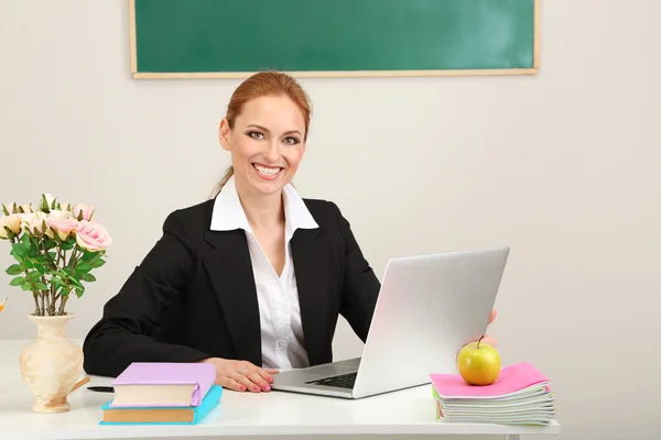 Porträt einer Lehrerin, die im Klassenzimmer arbeitet — Stockfoto