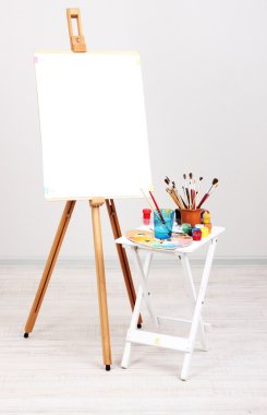 temiz kağıdı ve odada sanat malzemeleri ahşap şövale