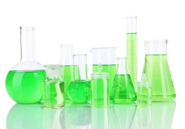 test tüpleri üzerinde beyaz izole yeşil sıvı ile