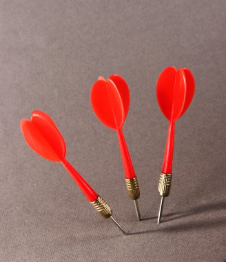 Dart gri arka plan üzerinde