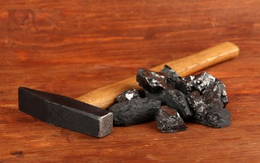 ahşap zemin üzerine hummer ile kömür