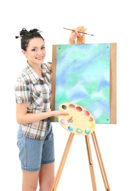 güzel bir genç kadın ressam üzerine beyaz izole iş başında