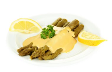 tabakta üzerine beyaz izole lezzetli soslu kuşkonmaz