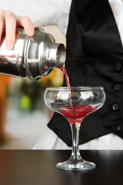 Barmen eline cam parlak zemin üzerine dökerek kokteyl shaker ile