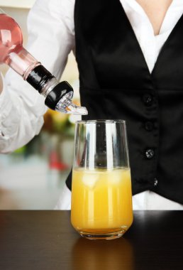 Barmen eline cam parlak zemin üzerine dökerek kokteyl shaker ile