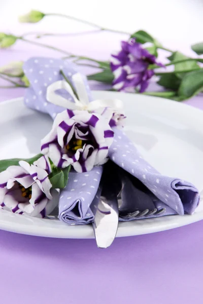 Assiette servie avec serviette et fleurs close-up — Photo