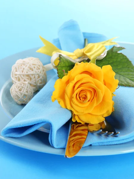 Prato servido com guardanapo e flores close-up — Fotografia de Stock