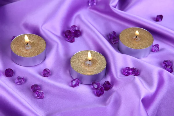 Velas em tecido roxo close-up — Fotografia de Stock