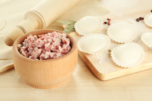 Rå dumplings och ingredienser på träbord — Stockfoto