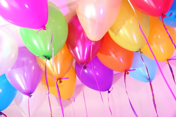 Muitos balões brilhantes sob o teto close-up — Fotografia de Stock