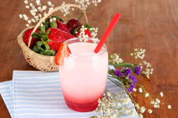 美味的草莓酸奶在玻璃上木表特写 — 图库照片