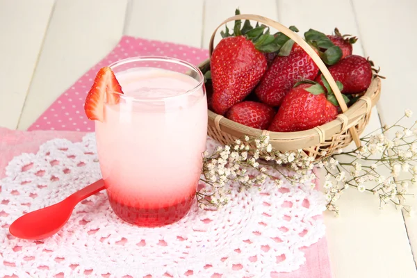 Iogurte de morango delicioso em vidro na mesa de madeira close-up — Fotografia de Stock