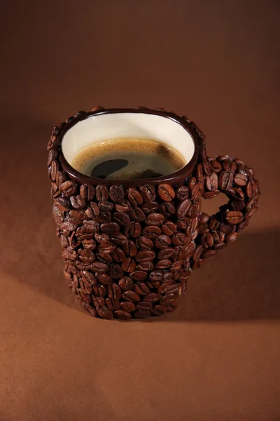 갈색 바탕에 커피 콩의 컵 — 스톡 사진