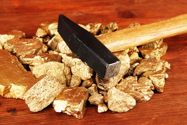 Pepite d'oro con hummer su sfondo di legno — Foto Stock