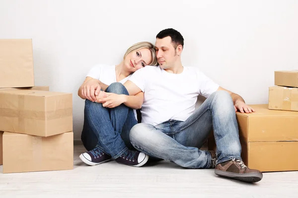 Pareja joven mudándose en casa nueva — Foto de Stock