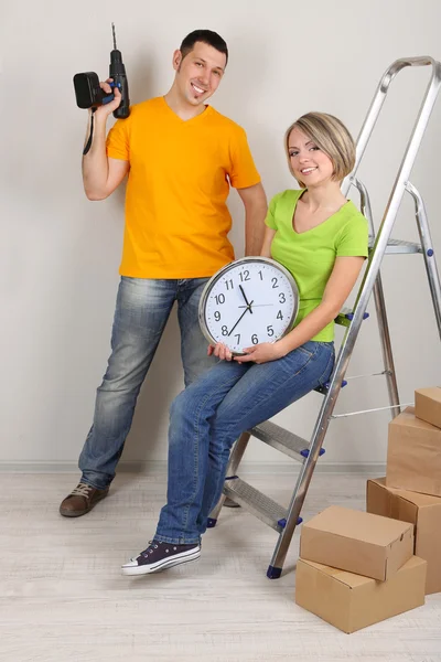 Jeune couple déménageant dans une nouvelle maison — Photo