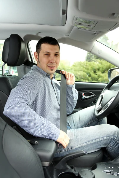 Portret młodzieńca, siedząc w samochodzie — Zdjęcie stockowe