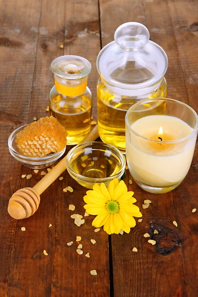 Fragrante spa al miele con oli e miele sulla tavola di legno primo piano — Foto Stock
