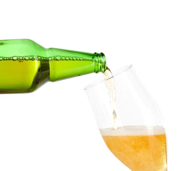 Birra versata in vetro isolato su bianco — Foto Stock