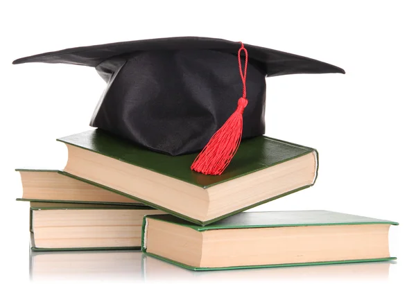 白で隔離される手で卒業生帽子白で隔離される書籍と卒業生の帽子 — ストック写真