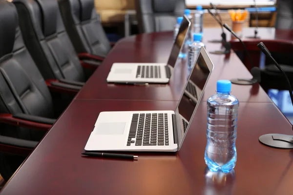 Sala de conferencias vacía con ordenadores portátiles en la mesa —  Fotos de Stock