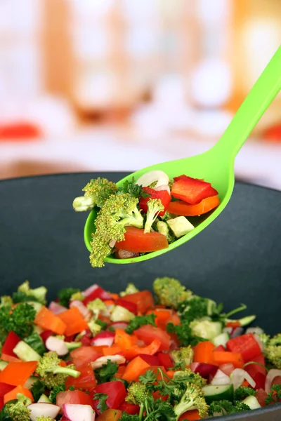 Ragù vegetale in wok, su sfondo luminoso — Foto Stock