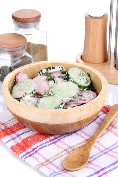 Insalata di verdure di vitamina in boccia di legno su tavolo di legno primo piano — Foto Stock