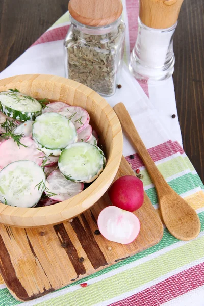 Vitamín zeleninový salát v dřevěné misce na dřevěný stůl detail — Stock fotografie