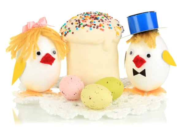 Ovos de Páscoa e dois brinquedos de galinha isolados em branco — Fotografia de Stock
