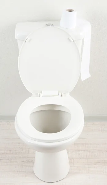 Tigela de toucador branca com papel higiênico em um banheiro — Fotografia de Stock