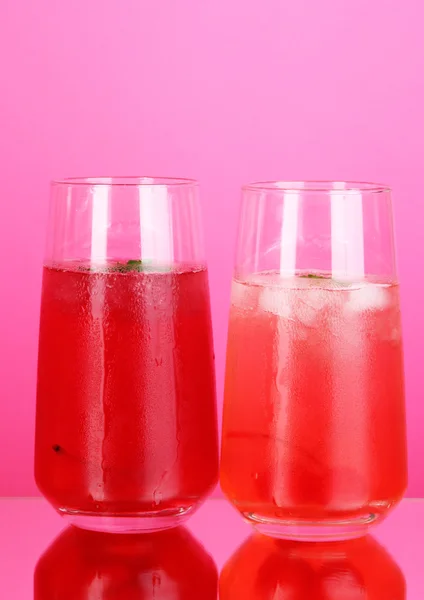 Dois coquetéis de cereja com gelo no fundo rosa — Fotografia de Stock