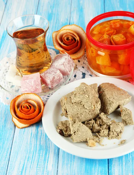 Halva saborosa com chá na mesa — Fotografia de Stock