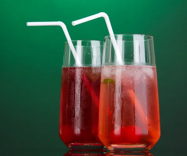 Två körsbär cocktails med is på mörkgrön bakgrund — Stockfoto