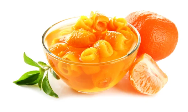 Engarrafamento de laranja com raspas e tangerinas, isolado sobre branco — Fotografia de Stock