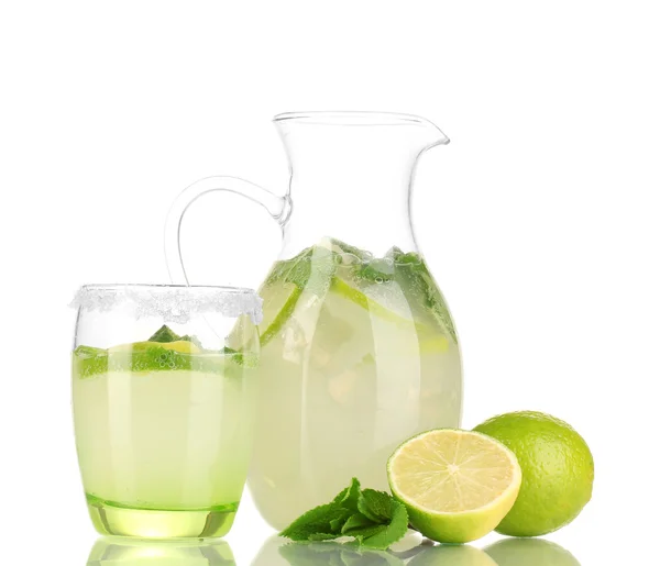 Limonade in Krug und Glas isoliert auf weiß — Stockfoto