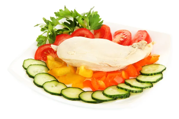 Poitrine de poulet bouillie sur assiette avec légumes isolés sur blanc — Photo