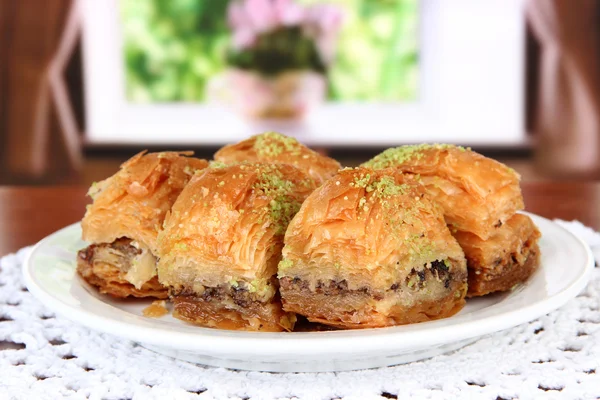 Süße Baklava auf dem Teller auf dem Tisch im Zimmer — Stockfoto