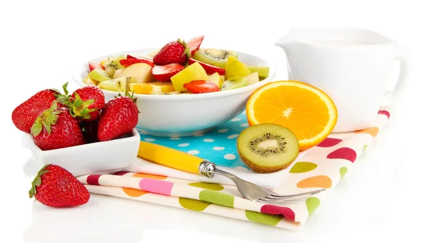 Salada de frutas útil de frutas frescas e bagas em tigela isolada em branco — Fotografia de Stock