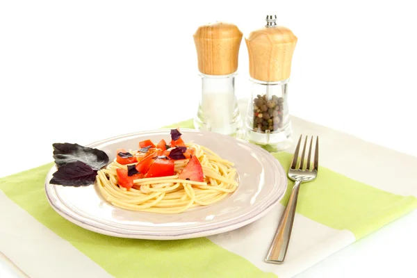 Spaghetti met tomaten en basilicum bladeren op servet geïsoleerd op wit — Stockfoto