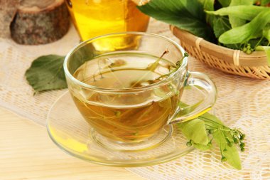 Cam bardak çay ıhlamur üzerinde ahşap masa yakın çekim ile