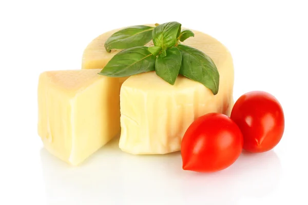 Mozzarella di formaggio, basilico e pomodoro isolati su bianco — Foto Stock