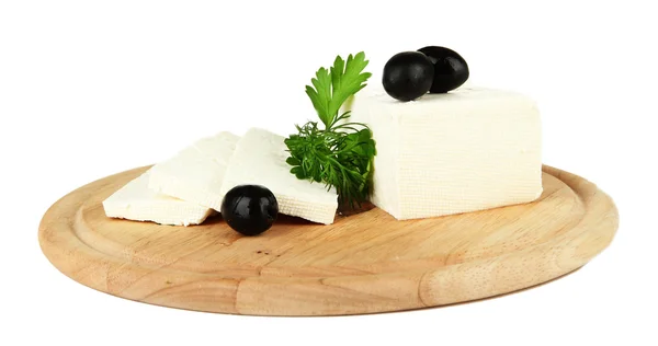 Ovčí sýr s černými olivami, petržele a kopru na prkénku, izolované na bílém — Stock fotografie
