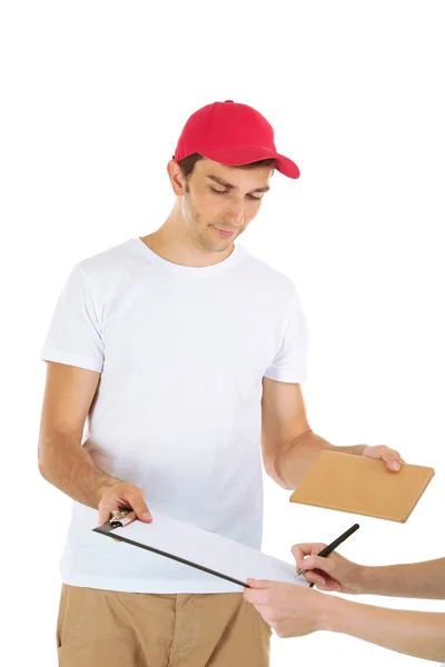 Giovane uomo consegna dando pacco, isolato su bianco — Foto Stock
