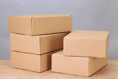 parsel kutuları gri arka plan üzerinde ahşap tablo