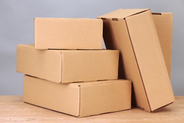 parsel kutuları gri arka plan üzerinde ahşap tablo