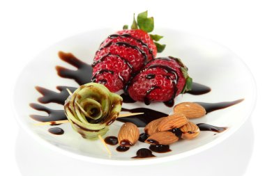 çikolata üzerinde beyaz izole meyve