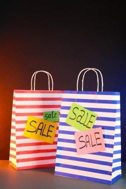 koyu arka plan üzerinde çizgili Çantalar