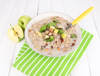 ahşap masa yakın çekim üzerinde meyve bir kase içinde yararlı yulaf ezmesi