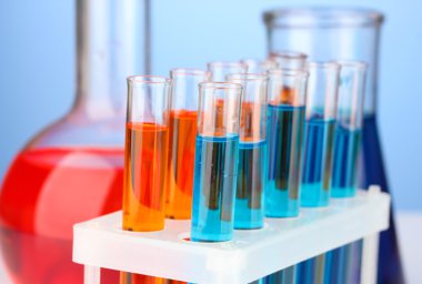 renkli arka plan üzerinde test tüpleri